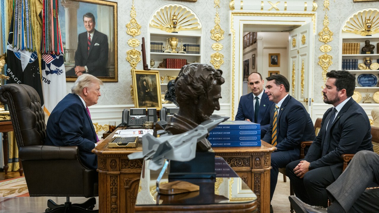 President Trump meets Eduardo Bolsonaro, Flávio Bolsonaro and Paulo Figueiredo in the Oval Office, May 2026